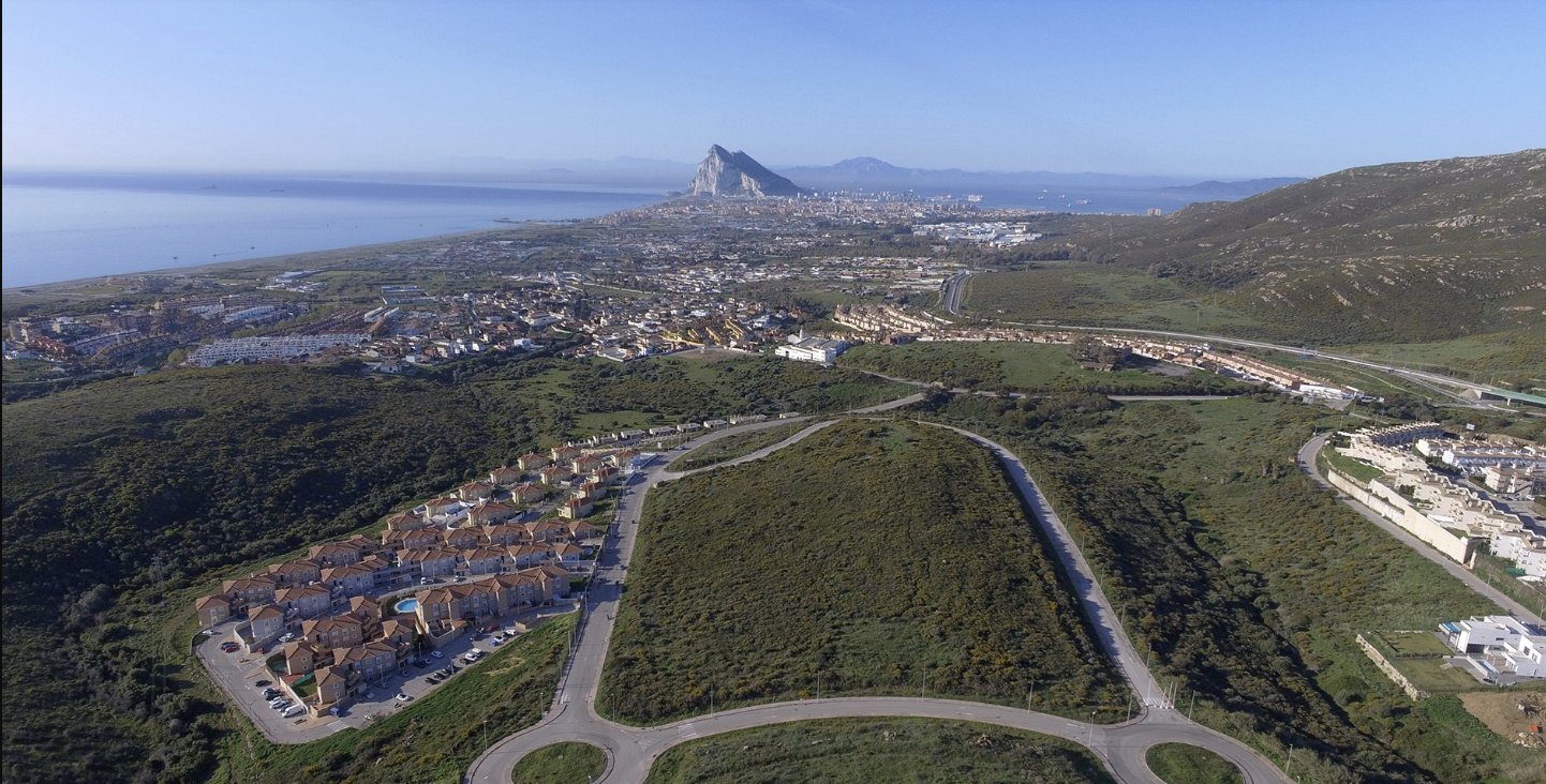 Vista aérea de la Costa del Sol con Gibraltar al fondo